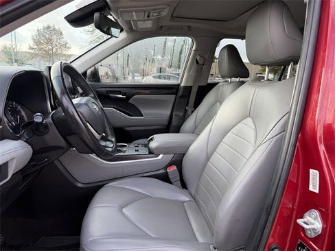 Certified 2023 Toyota Highlander XLE image 26