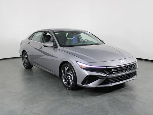 Used 2025 Hyundai Elantra SEL image 12