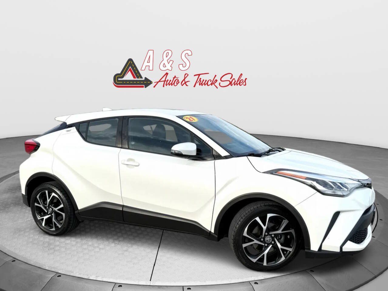 Used 2021 Toyota C-HR XLE FWD image 1