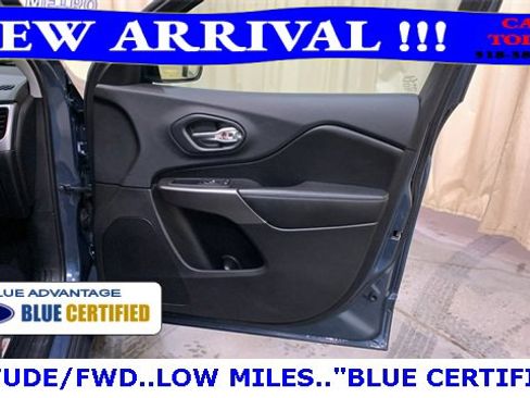 Used 2020 Jeep Cherokee Latitude w/ Cold Weather Group image 12