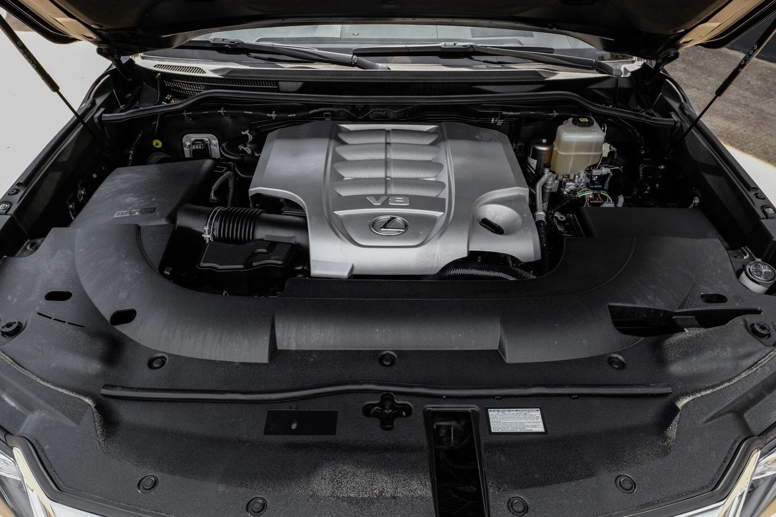 Used 2021 Lexus LX 570 4WD w/ Luxury Package image 47
