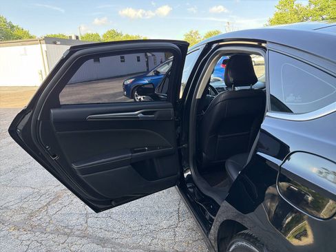 Used 2017 Ford Fusion SE w/ Equipment Group 201A FWD image 27