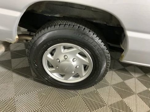 Used 2010 Ford E-350 and Econoline 350 XLT RWD image 32