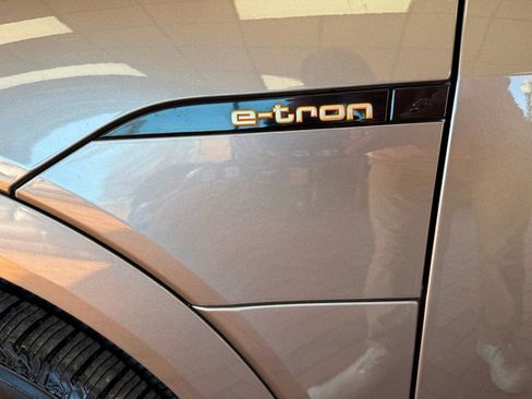 Used 2021 Audi e-tron Premium w/ Convenience Plus Package image 18