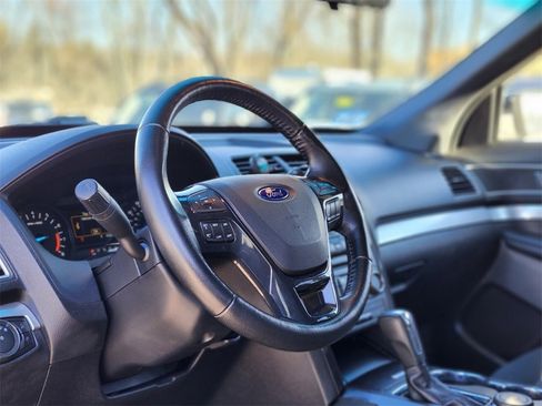 Used 2017 Ford Explorer XLT image 21