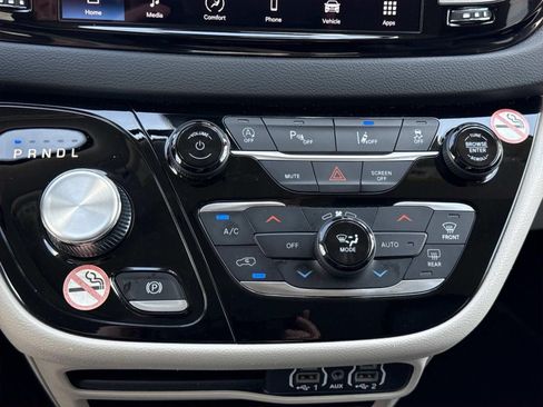 Used 2023 Chrysler Pacifica Touring-L FWD image 11