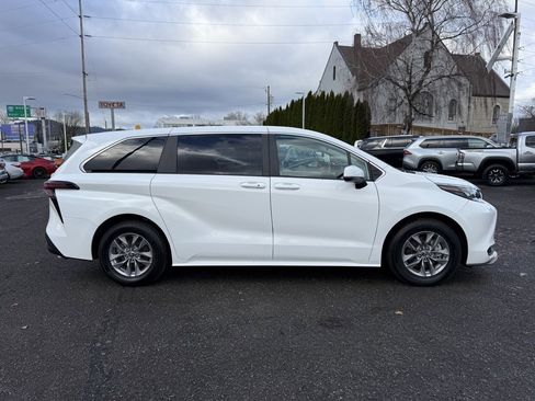 Used 2024 Toyota Sienna LE image 11