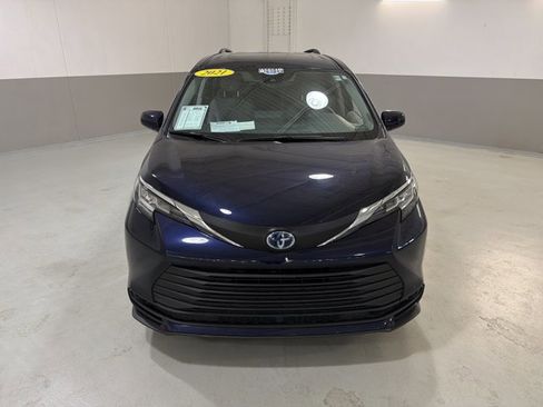 Used 2021 Toyota Sienna LE w/ LE Plus Package image 3