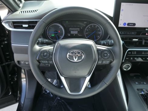 Used 2024 Toyota Venza XLE image 22