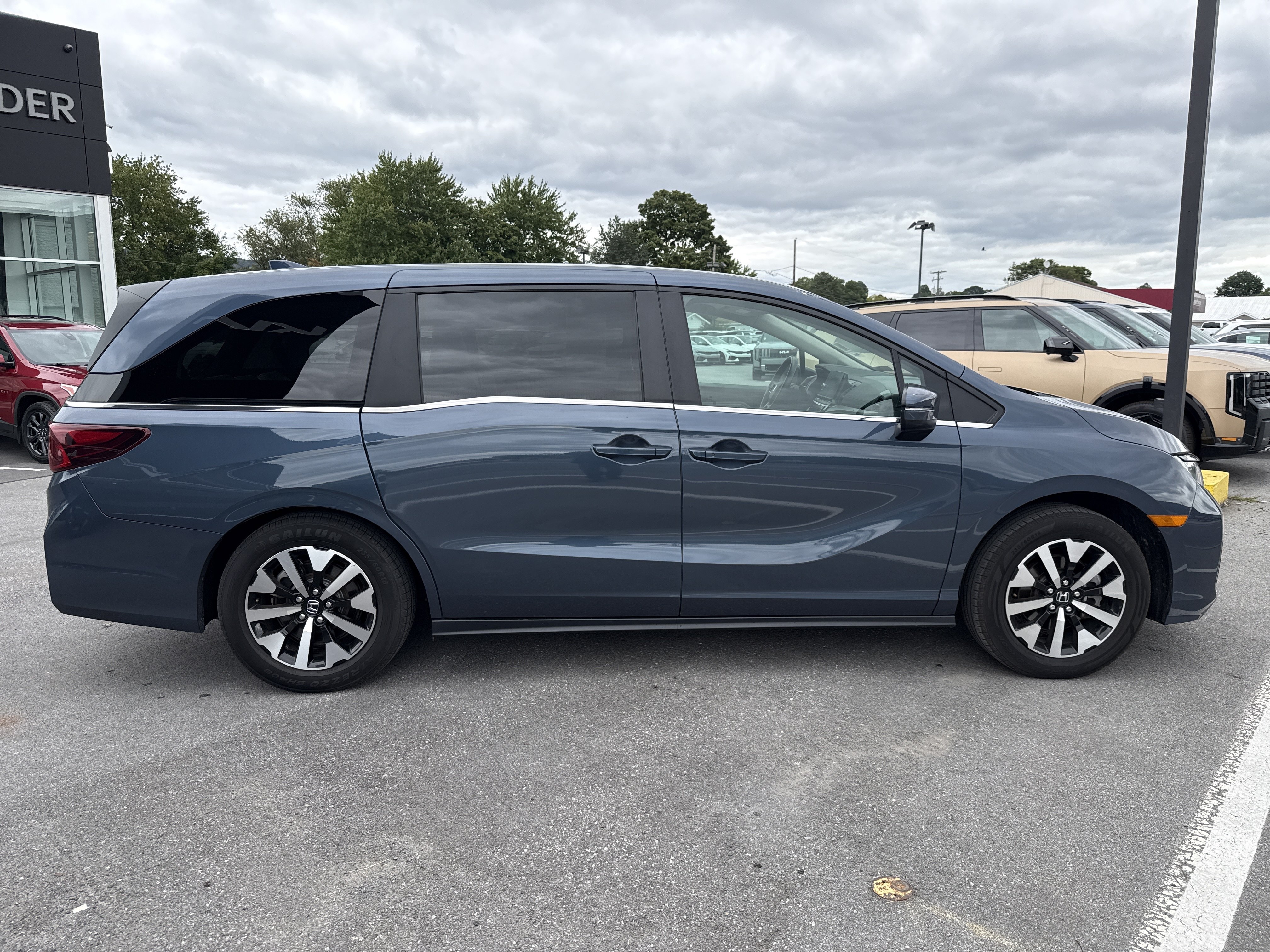 Used 2025 Honda Odyssey EX-L image 2