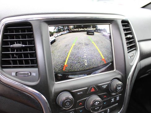 Used 2018 Jeep Grand Cherokee Altitude AWD/4WD image 16