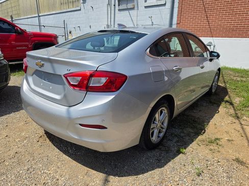 Used 2018 Chevrolet Cruze LT w/ Convenience Package FWD image 2