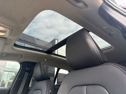 Used 2025 Volvo XC40 B5 Core image 23