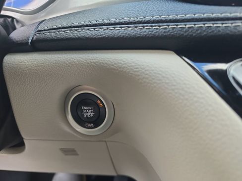 Used 2023 Chrysler Pacifica Touring-L FWD image 28