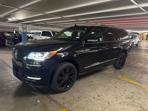 Used 2022 Lincoln Navigator L Reserve w/ Monochromatic Package AWD/4WD image 2