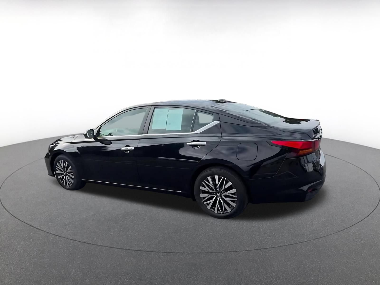 Used 2025 Nissan Altima 2.5 SV FWD image 9