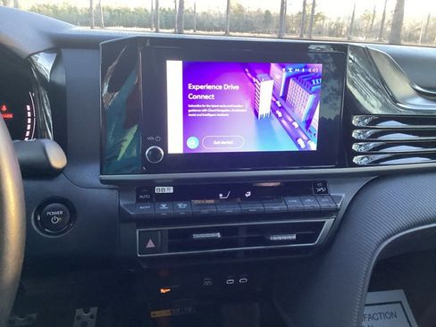 Used 2025 Toyota Camry SE image 14