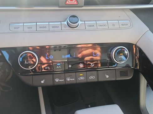 Used 2025 Hyundai Elantra Limited FWD image 18