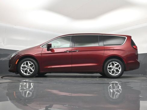 Used 2020 Chrysler Pacifica Touring w/ Tire & Wheel Group FWD image 15