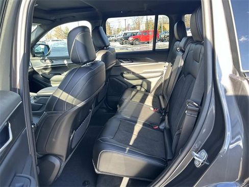 New 2025 Jeep Grand Cherokee Laredo image 6