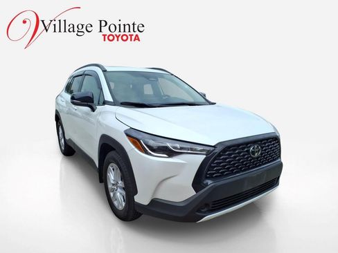 Certified 2025 Toyota Corolla Cross LE w/ Moonroof Package AWD/4WD image 5