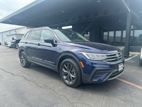 Used 2023 Volkswagen Tiguan SE w/ Panoramic Sunroof Package FWD image 2