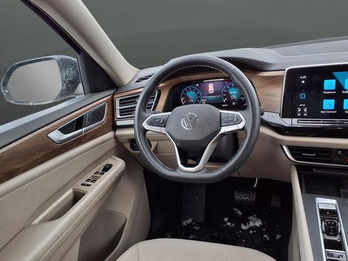 Used 2024 Volkswagen Atlas SE image 23