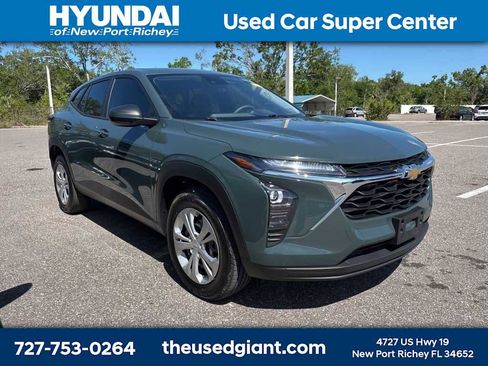 Used 2025 Chevrolet Trax LS FWD image 4