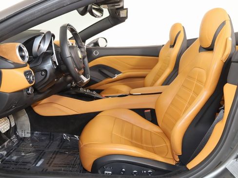 Used 2018 Ferrari California T image 11