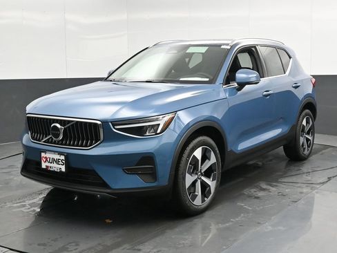 New 2025 Volvo XC40 B5 Core w/ Climate Package image 5