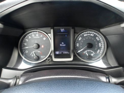 Used 2016 Toyota Tacoma TRD Off-Road w/ Premium & Technology Package AWD/4WD image 18