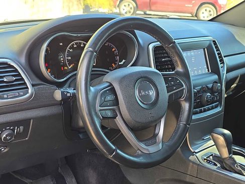 Used 2018 Jeep Grand Cherokee Laredo image 2