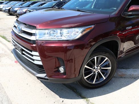 Used 2019 Toyota Highlander XLE image 2