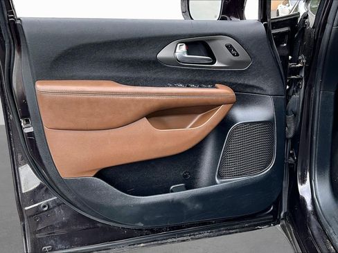 Used 2019 Chrysler Pacifica Limited w/ Advanced Safetytec Group FWD image 16