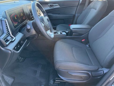 Used 2024 Kia Sportage LX image 9