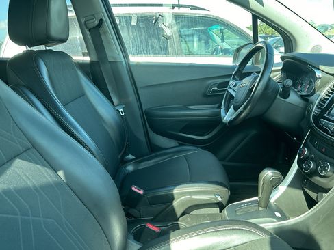 Used 2022 Chevrolet Trax LT w/ Driver Confidence Package image 3