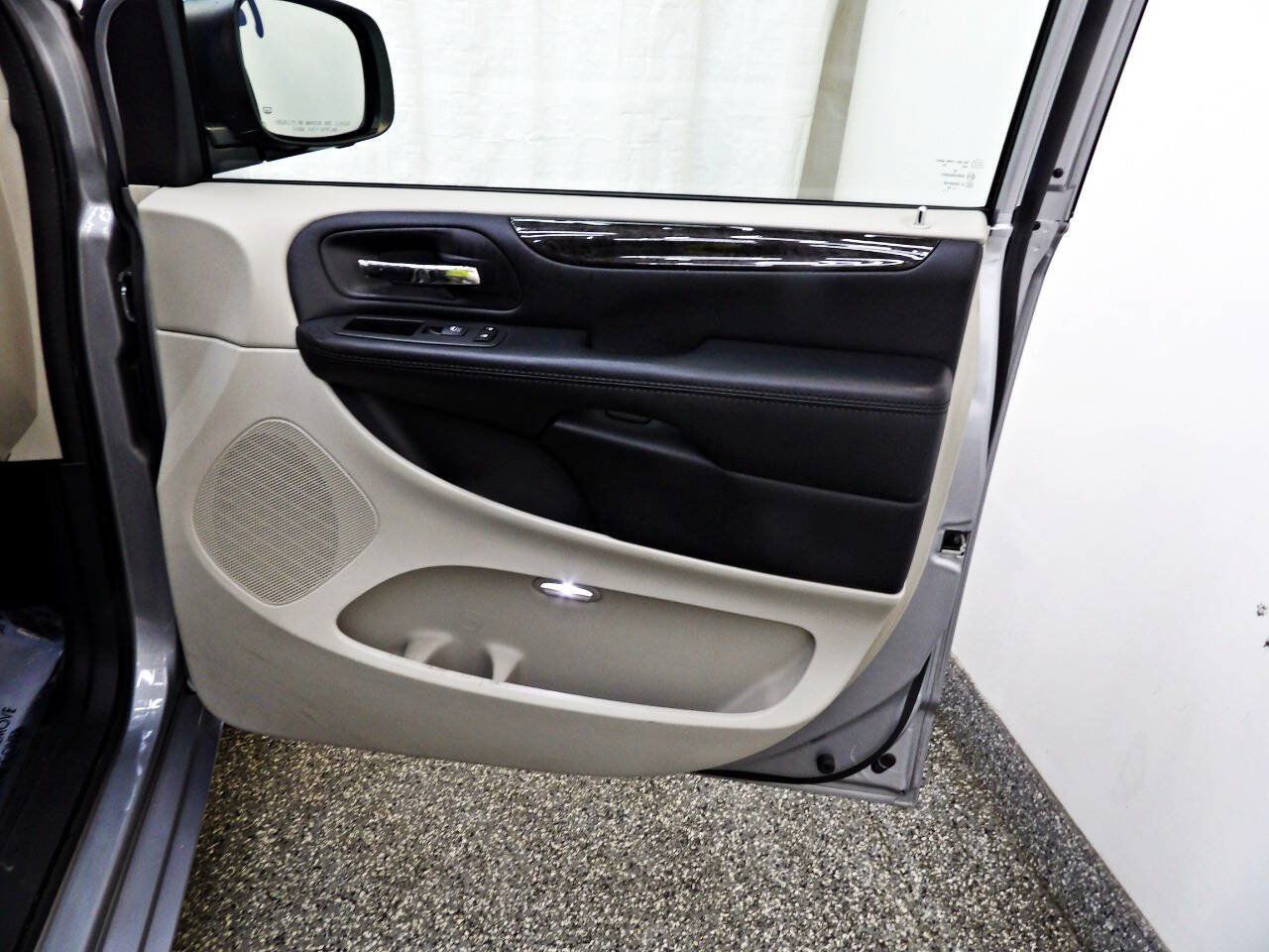 Used 2019 Dodge Grand Caravan SE w/ UConnect Hands-Free Group FWD image 14