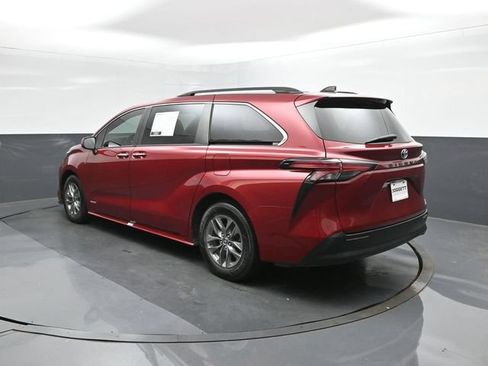 Used 2021 Toyota Sienna XLE FWD image 5