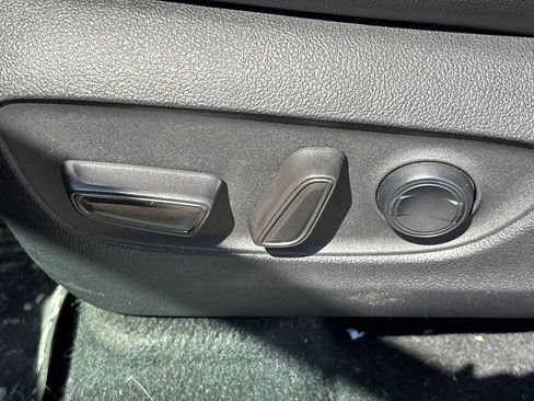 Used 2021 Toyota Highlander XLE image 9