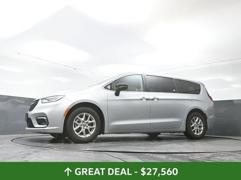 Used 2024 Chrysler Pacifica Touring-L image 53