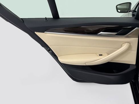 Used 2019 BMW 530e w/ Convenience Package image 25