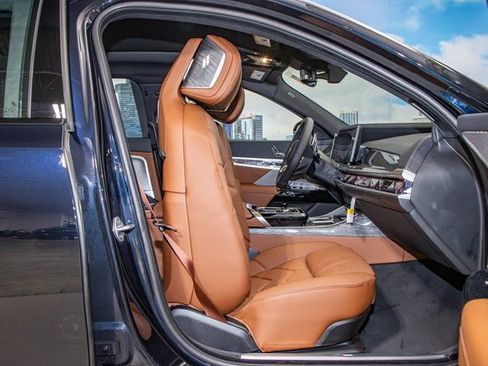 Used 2025 BMW 760i xDrive w/ Executive Package image 22