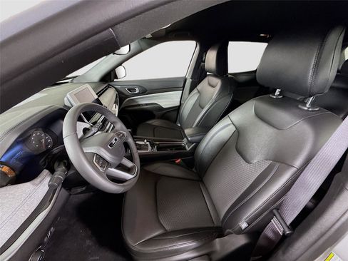 Used 2025 Jeep Compass Latitude image 13