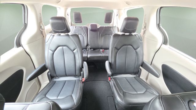 Used 2024 Chrysler Pacifica Touring-L FWD image 12