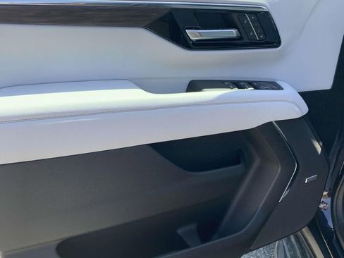 New 2025 Chevrolet Suburban Premier image 17