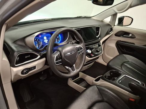 Used 2024 Chrysler Pacifica Touring-L image 20