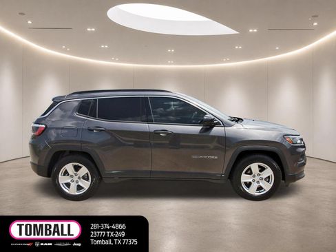 Used 2022 Jeep Compass Latitude w/ Sun and Sound Group FWD image 8