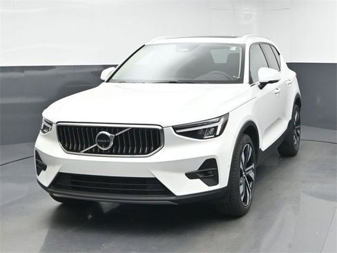Used 2024 Volvo XC40 B5 Plus w/ Protection Package Premier image 3