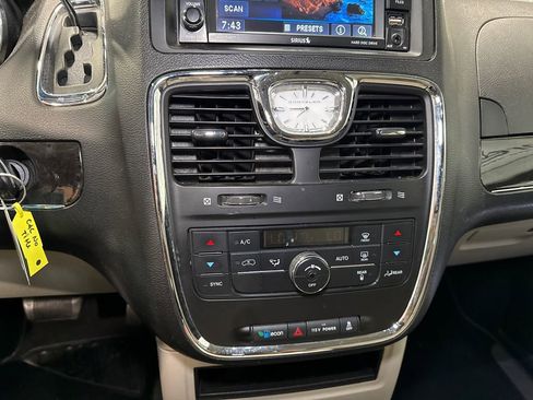 Used 2013 Chrysler Town & Country Touring FWD image 17