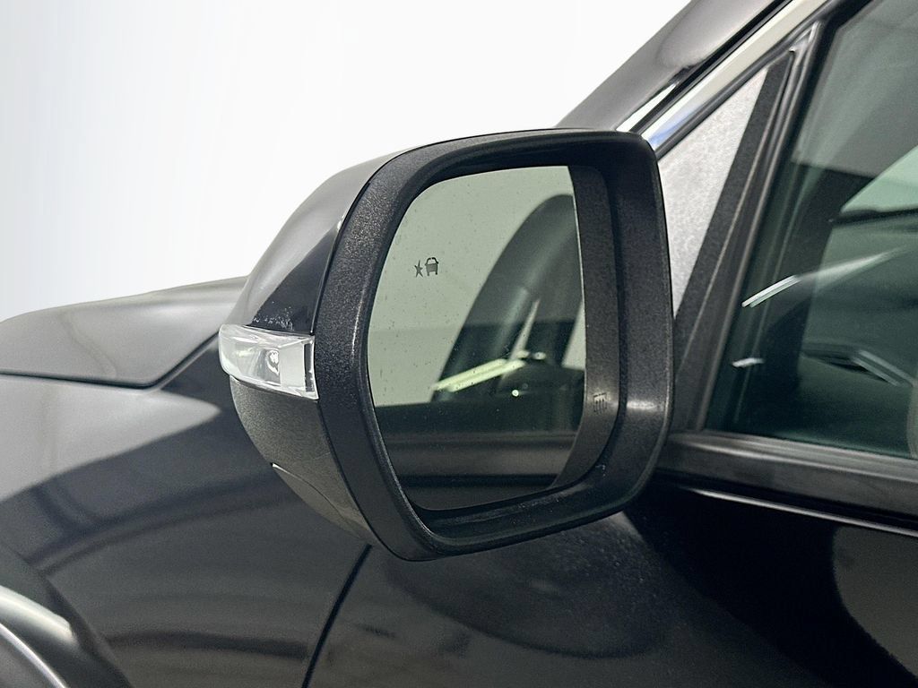Used 2025 Chevrolet Traverse LT FWD image 38